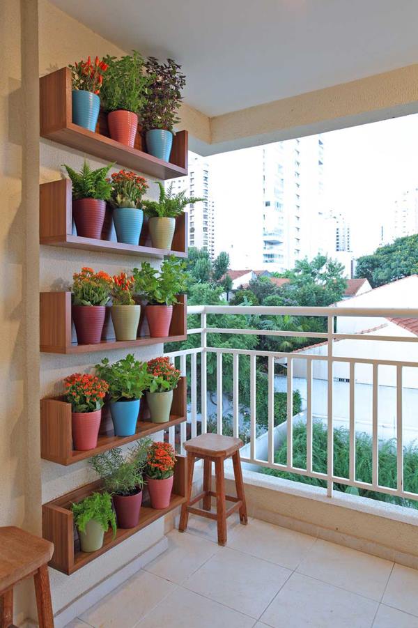 Não deixe a parede da sacada vazia - com alguns vasos é possível ter um lindo jardim.