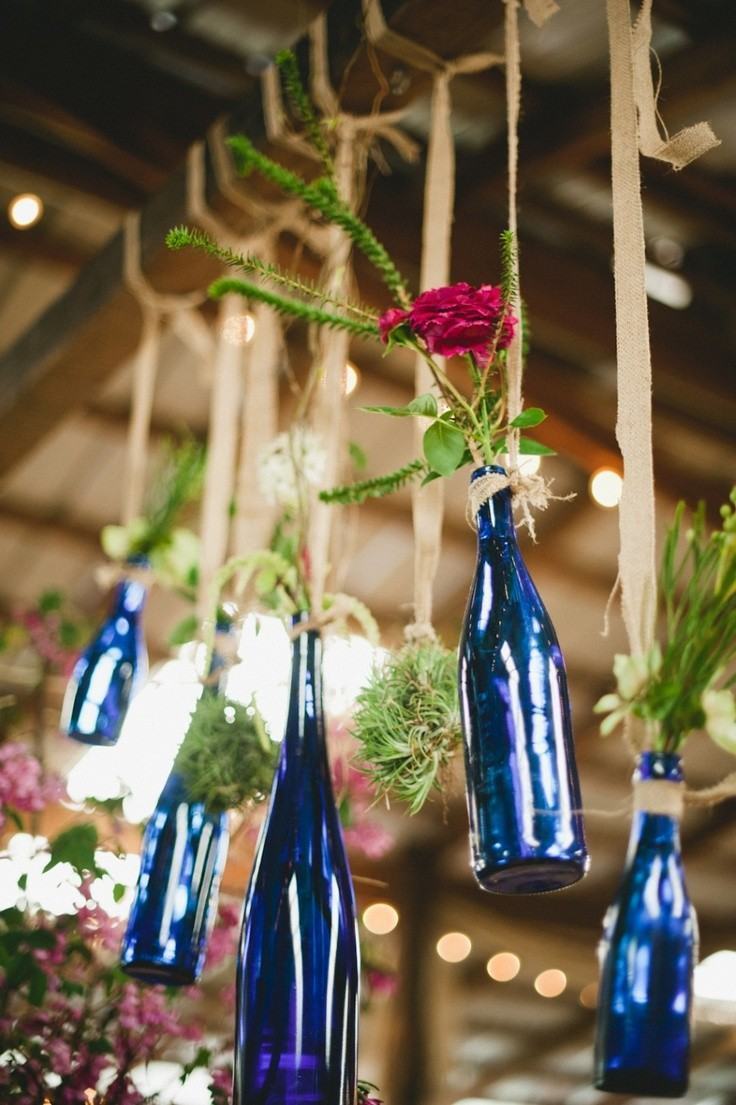 As garrafas podem se transformar em ótimos vasos de flores.