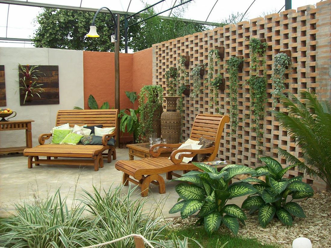 A parede de tijolo permite ter um espaço para colocar algumas plantas.