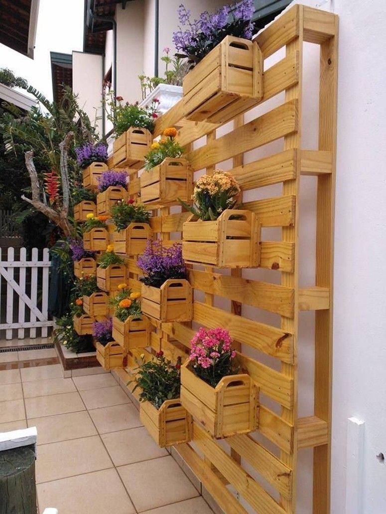 Utilize o vão de uma parede para montar um jardim vertical de ponta á ponta.