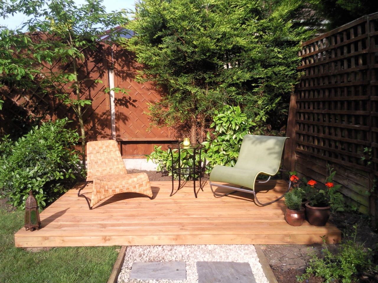 Além das plantas um deck de madeira faz toda diferença no jardim.