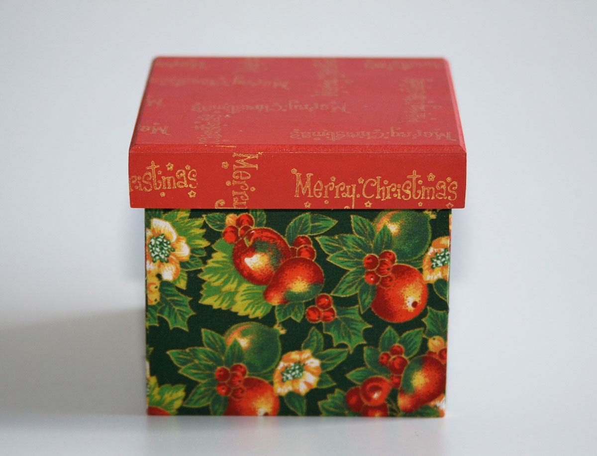 Caixa de natal colorida feita com MDF
