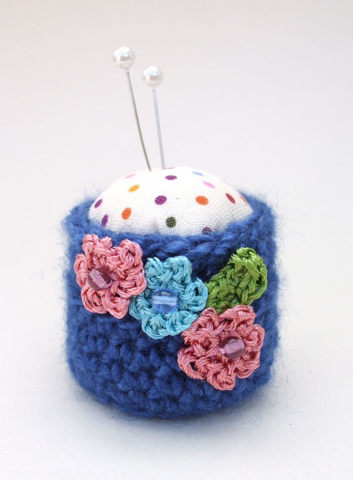 Almofada de alfinete com flores de crochê
