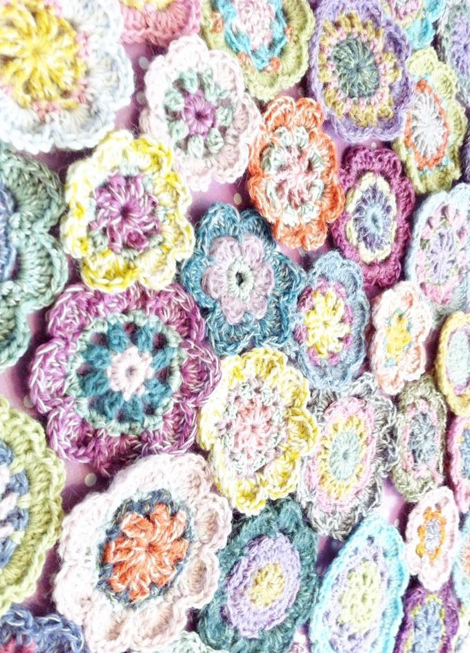 Flores de crochê com paleta candy color