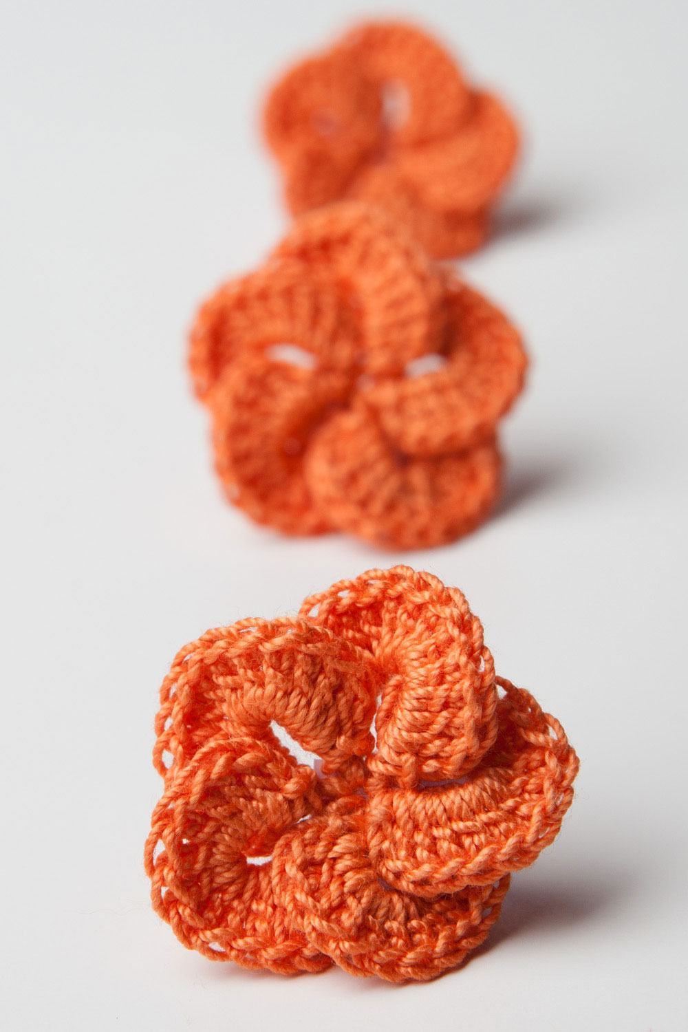 Lindo modelo de flor de crochê enrolada na cor laranja