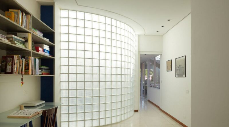 Tijolo de vidro: modelos, preços e 60 fotos inspiradoras