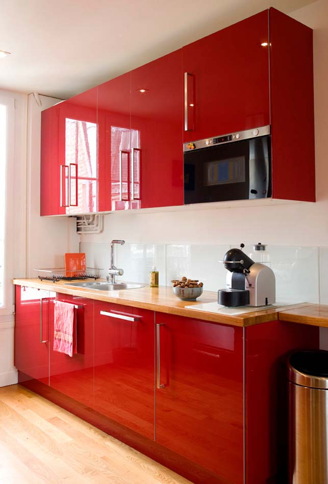 Armário de cozinha vermelho e preto com objetos de decoração