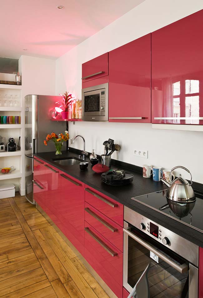 Cozinha compacta com armários vermelhos