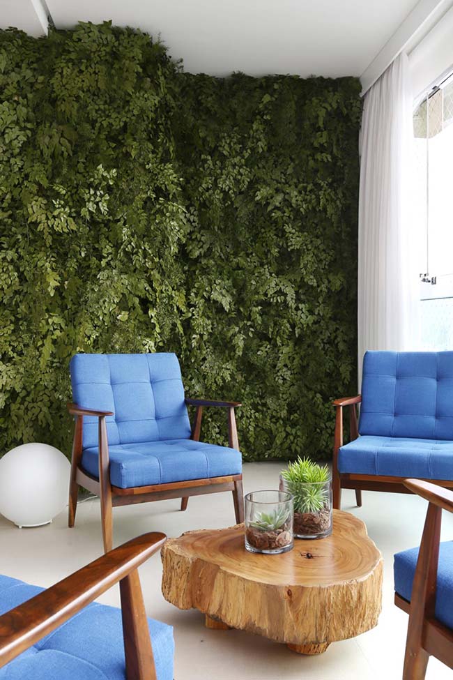 On this porch, the plants completely covered the vertical garden structure forming an eye-popping green massif.