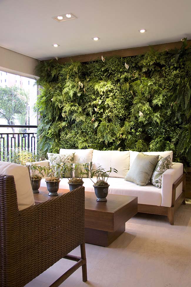 Wood furniture and vertical garden: perfect combination for a balcony