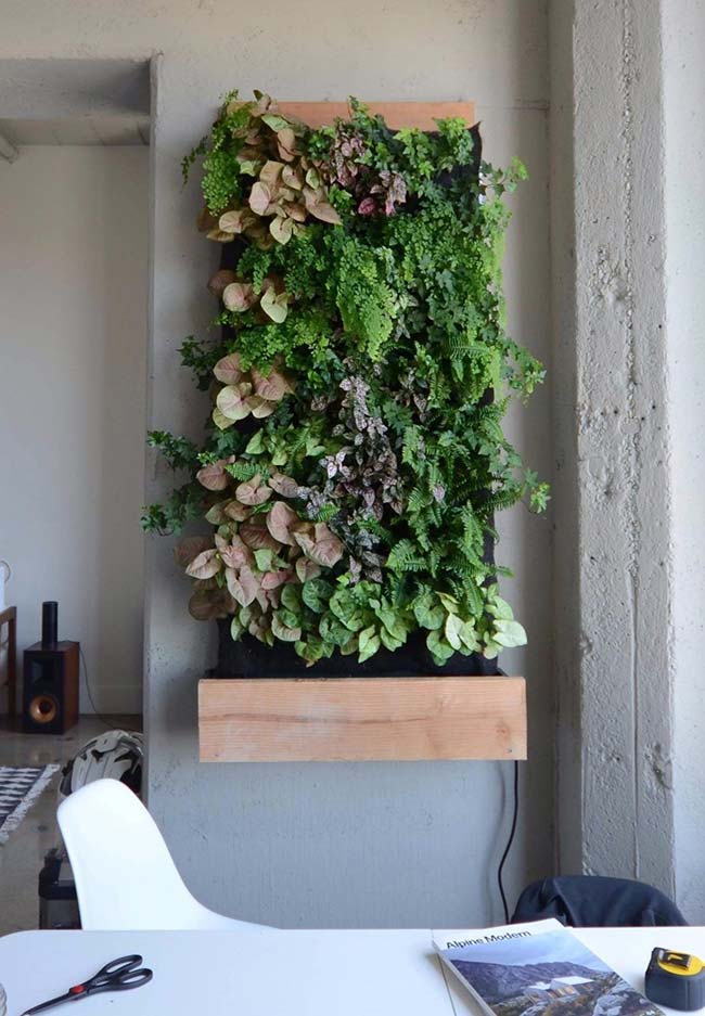 Wines and anthuriums form this green board