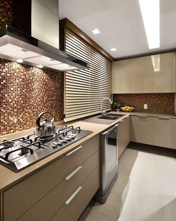 Armário de cozinha marrom com revestimento branco