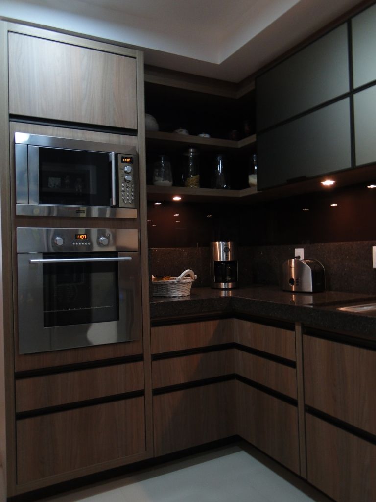 Cozinha com Mesa de Madeira e Parede Marrom
