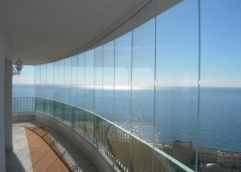 Cortina de vidro: o guia completo para o envidraçamento de sacadas