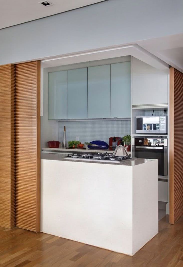Aproveite o espaço vertical na cozinha pequena