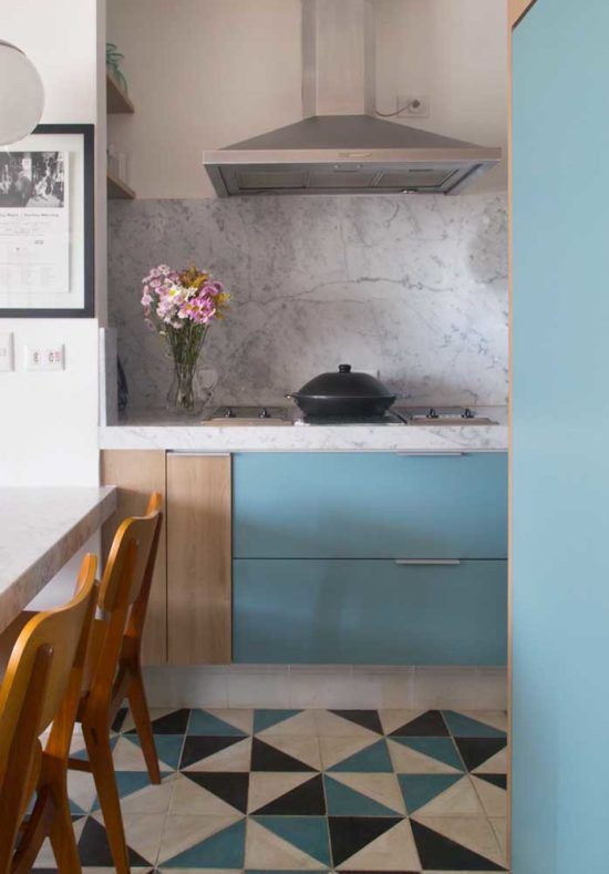 Cozinha com detalhes em preto