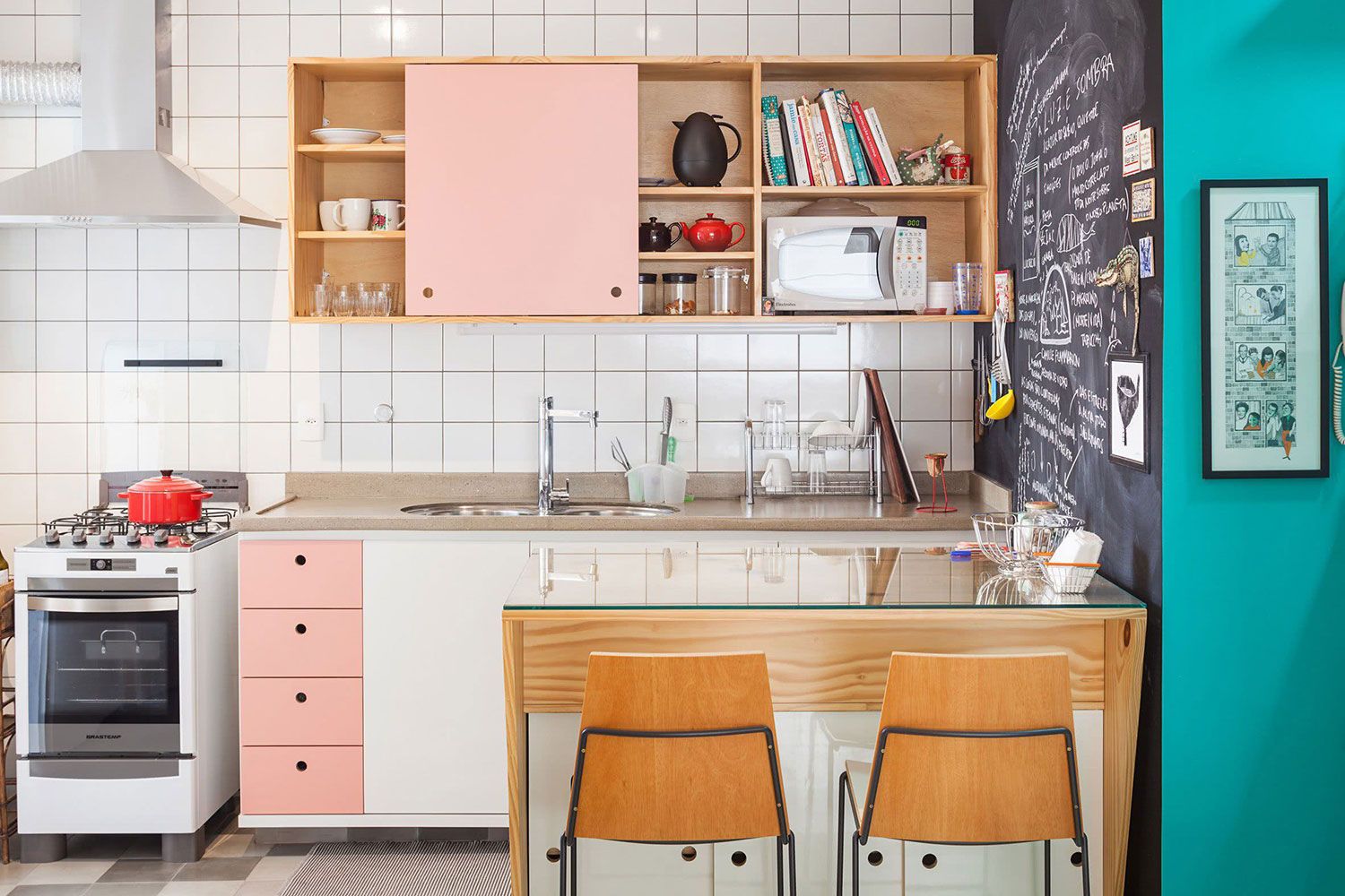 Cozinha simples com decoração rosa.