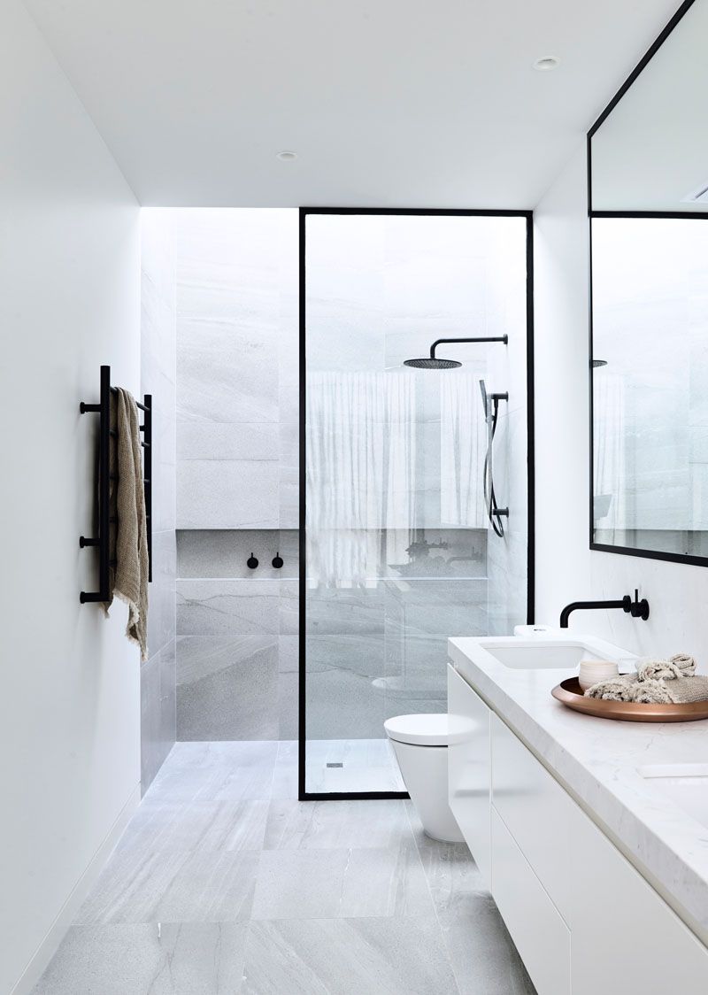 Banheiro decorado em preto e branco