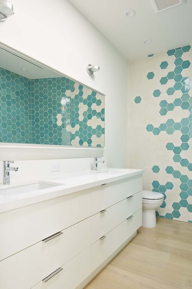 Pastilhas hexagonais no banheiro