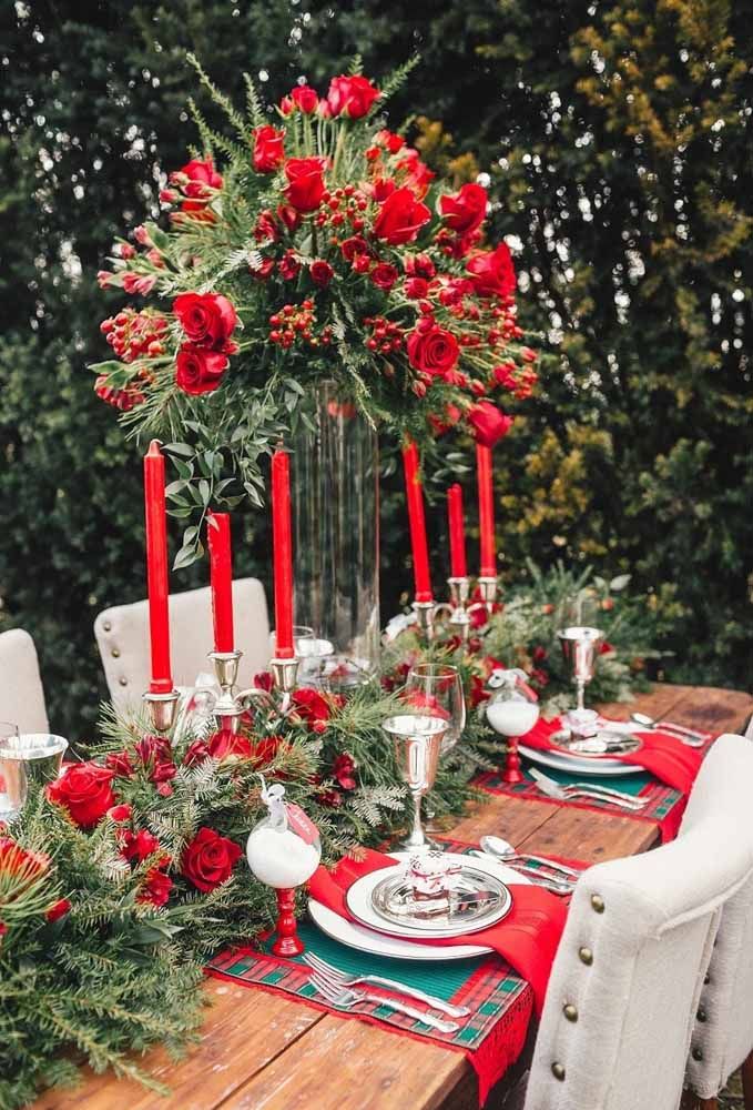 Para fazer uma mesa de natal clássica nada melhor do que fazer arranjos com rosas vermelhas 