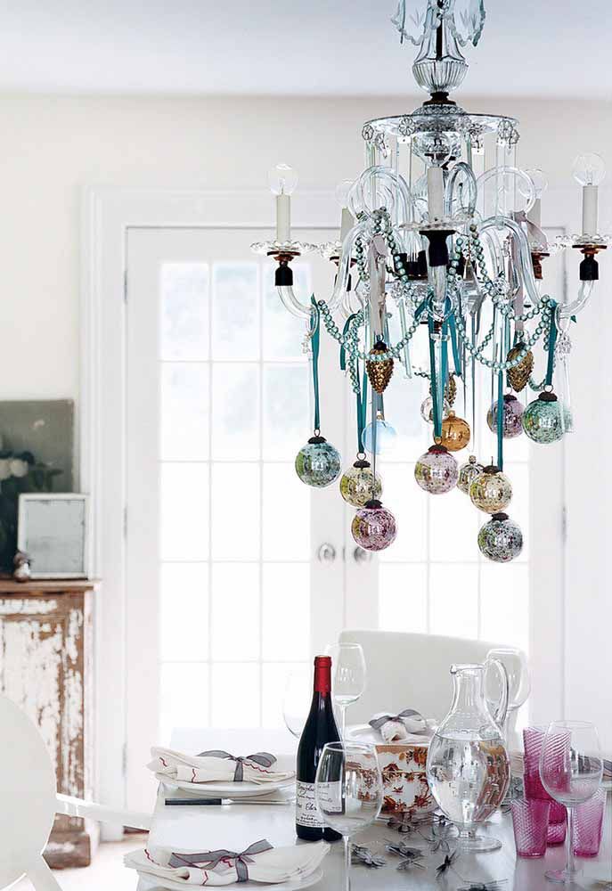 Não quer exagerar na decoração da mesa de natal? Aproveite o lustre!