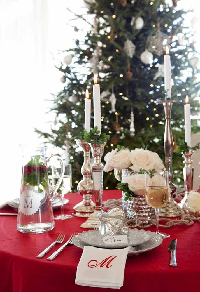 Mesa de natal personalizada com a marca do dono nos guardanapos
