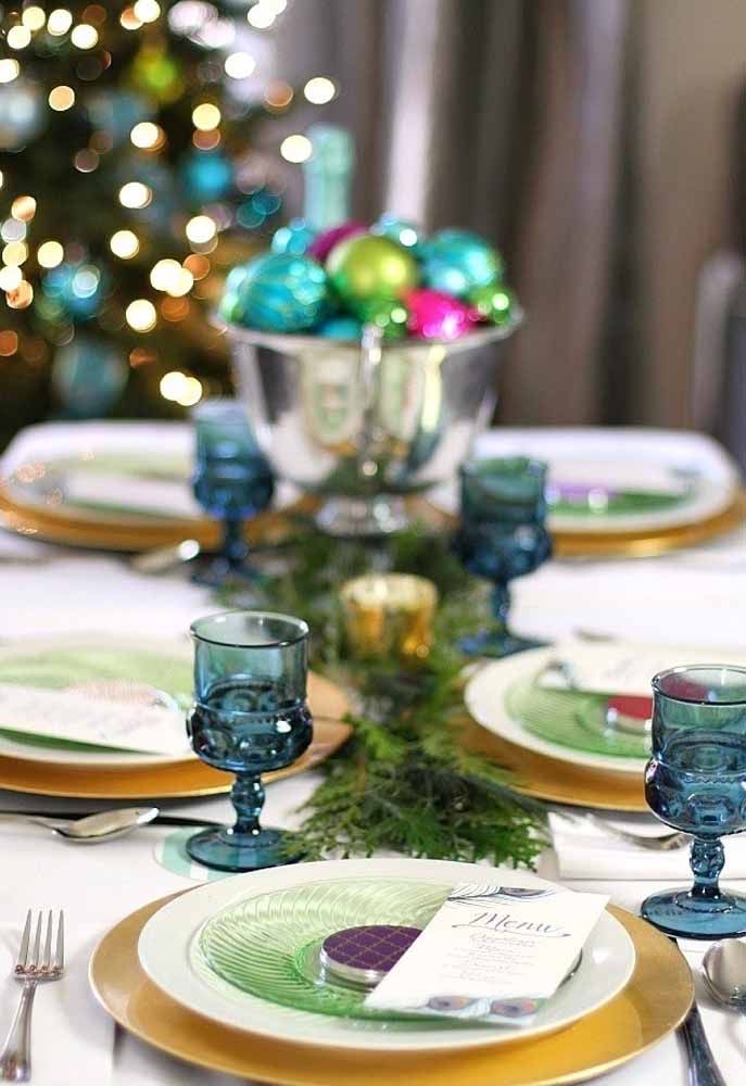 Que tal usar copos coloridos para deixar a mesa de natal mais alegre?