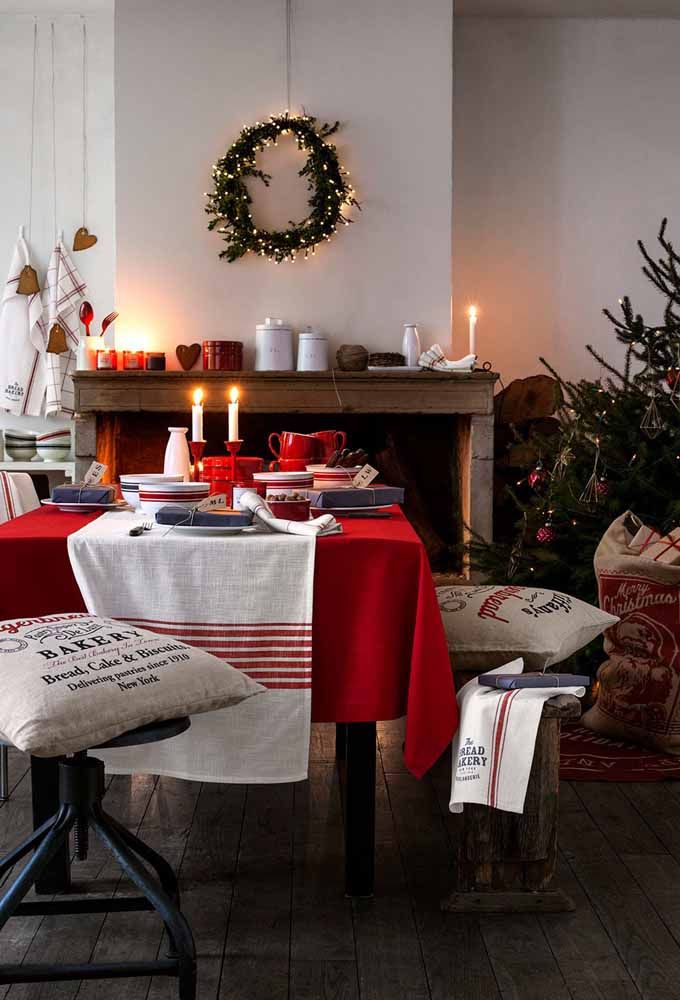 Uma mesa com toalha na cor vermelha já diz que ali está o Natal