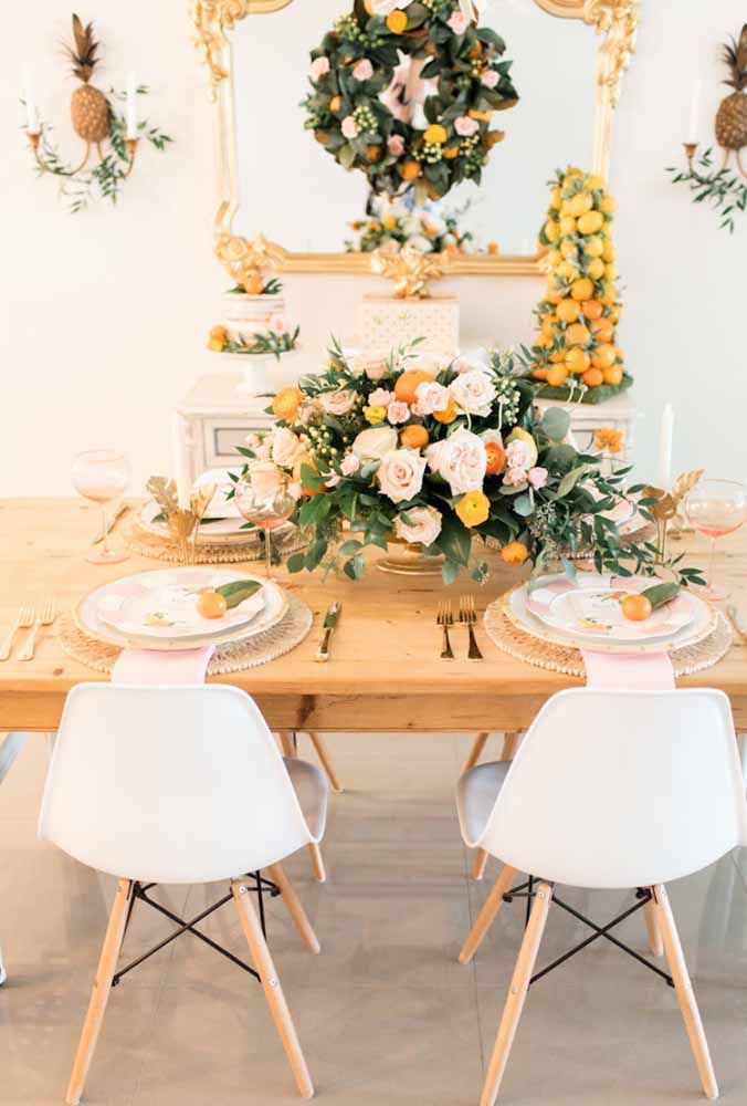 Flores coloridas sempre transmitem alegria e fica um charme só em uma mesa preparada para o Natal