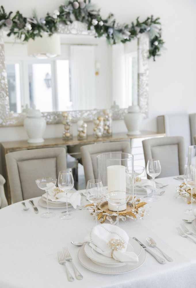 Se você deseja uma mesa de natal totalmente clean, aposte na cor branca, talheres em prata e taças de vidro