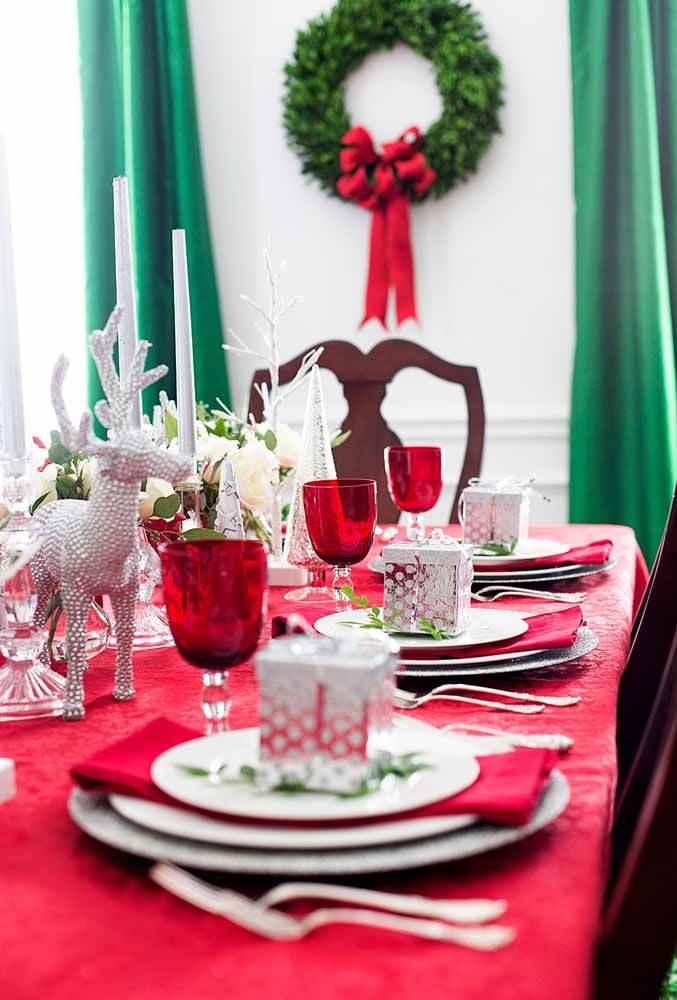 A cor vermelha predomina nas decorações de Natal, deixando o ambiente mais leve quando acompanhadas por elementos natalinos.