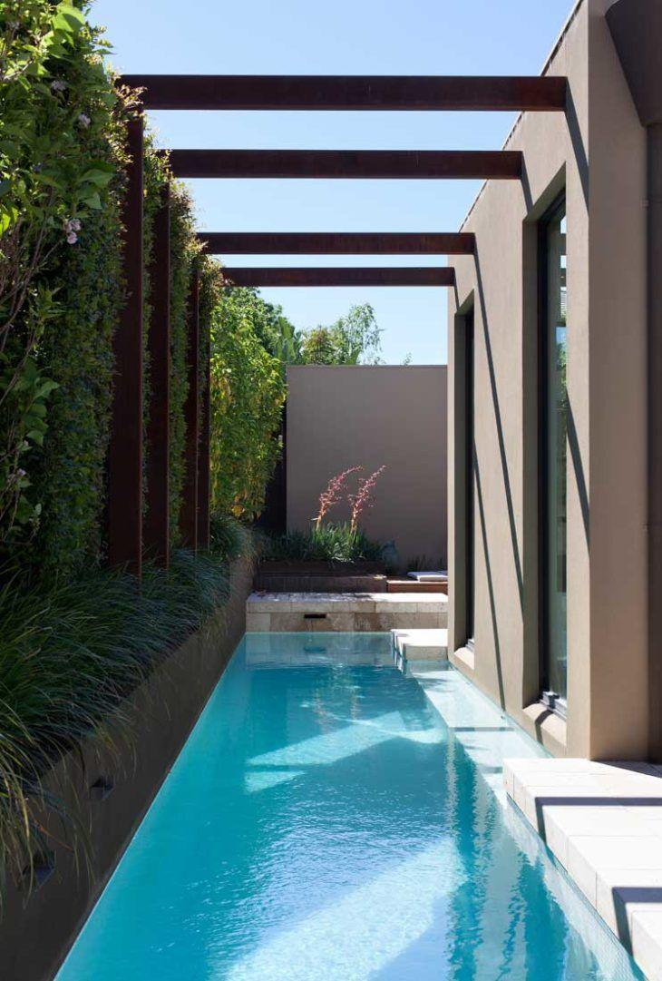 O corredor lateral da casa pode ganhar uma bela piscina.