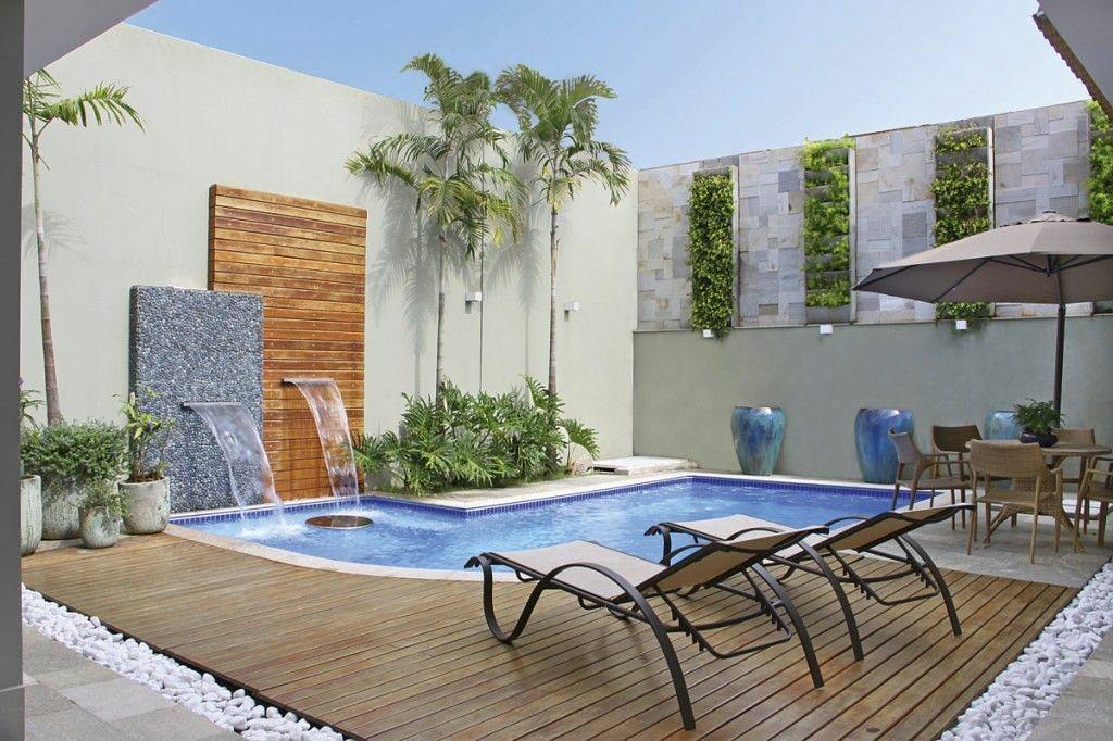 Área de lazer pequena e moderna: a dimensão da piscina conta muito para a área do espaço.