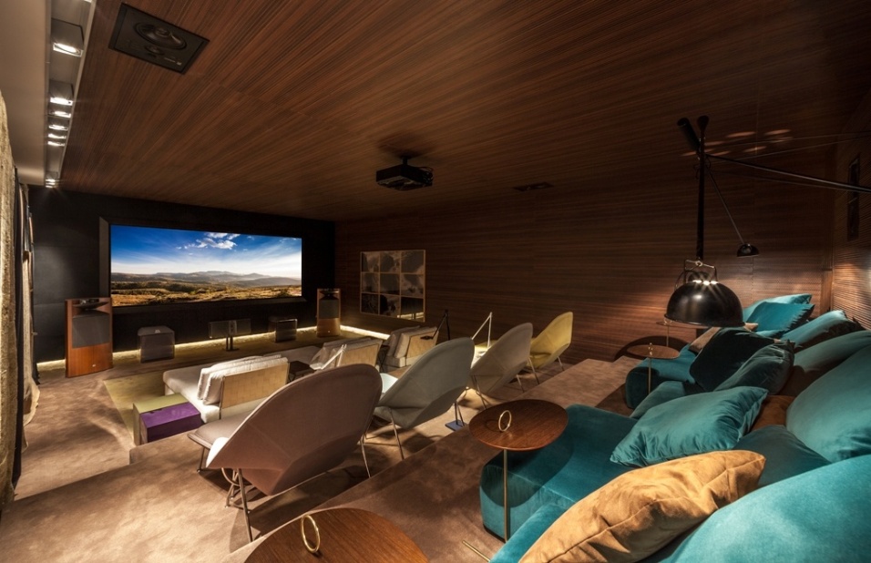 Sala de TV moderna com home theater.