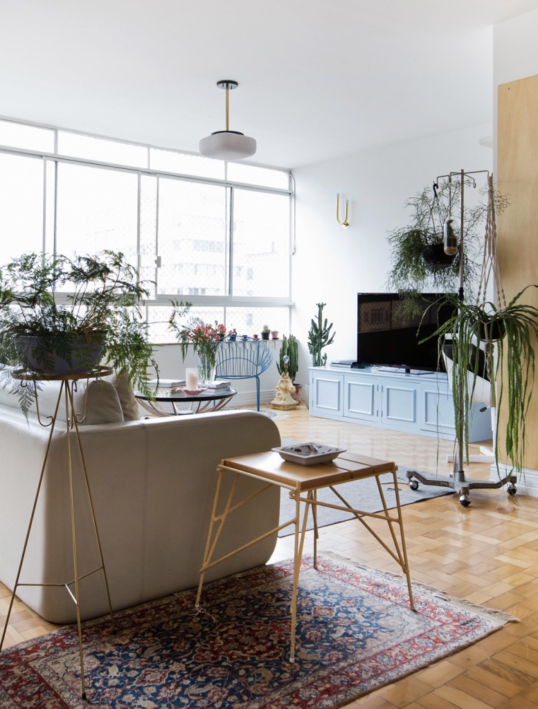 Sala de TV moderna com decoração rústica.