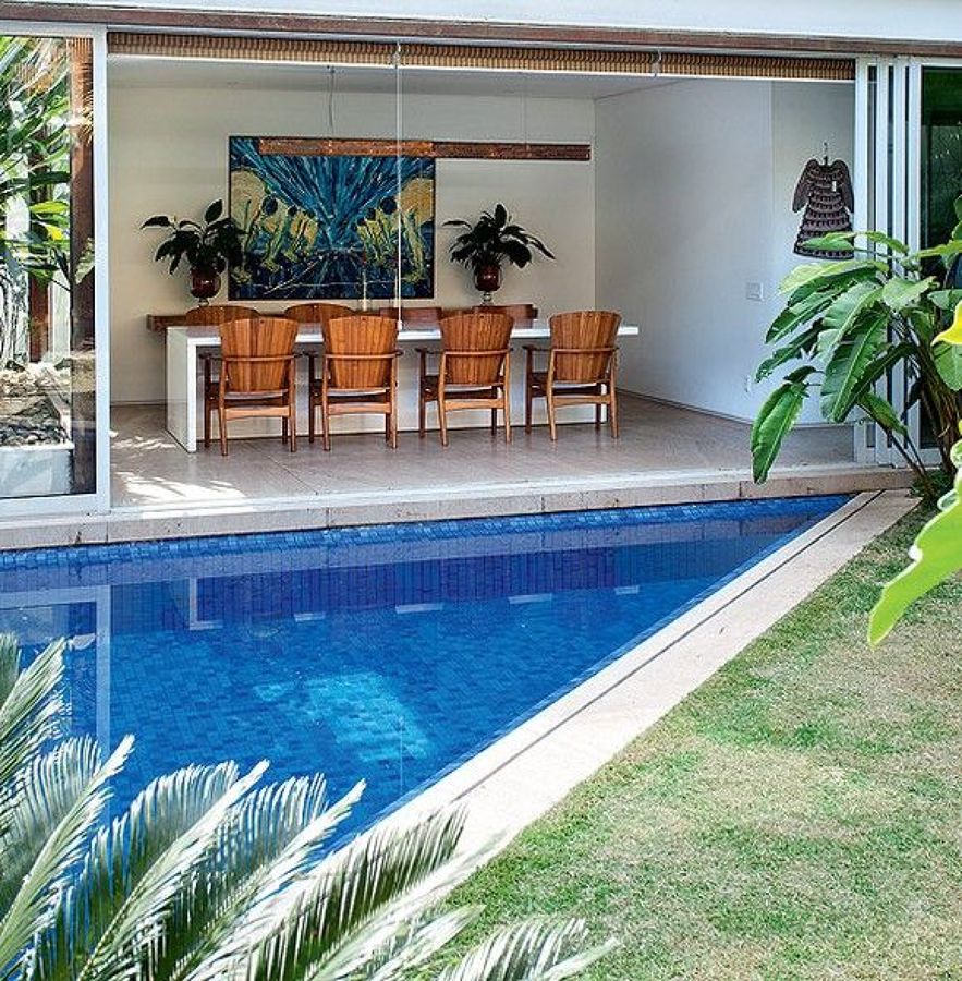 O formato da piscina pode ajudar a otimizar o espaço.