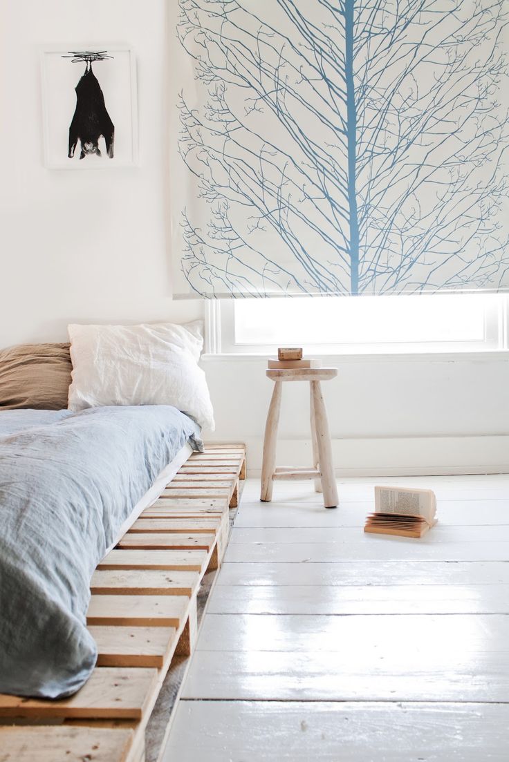 A cor da madeira do pallet natural é perfeita para a decoração minimalista