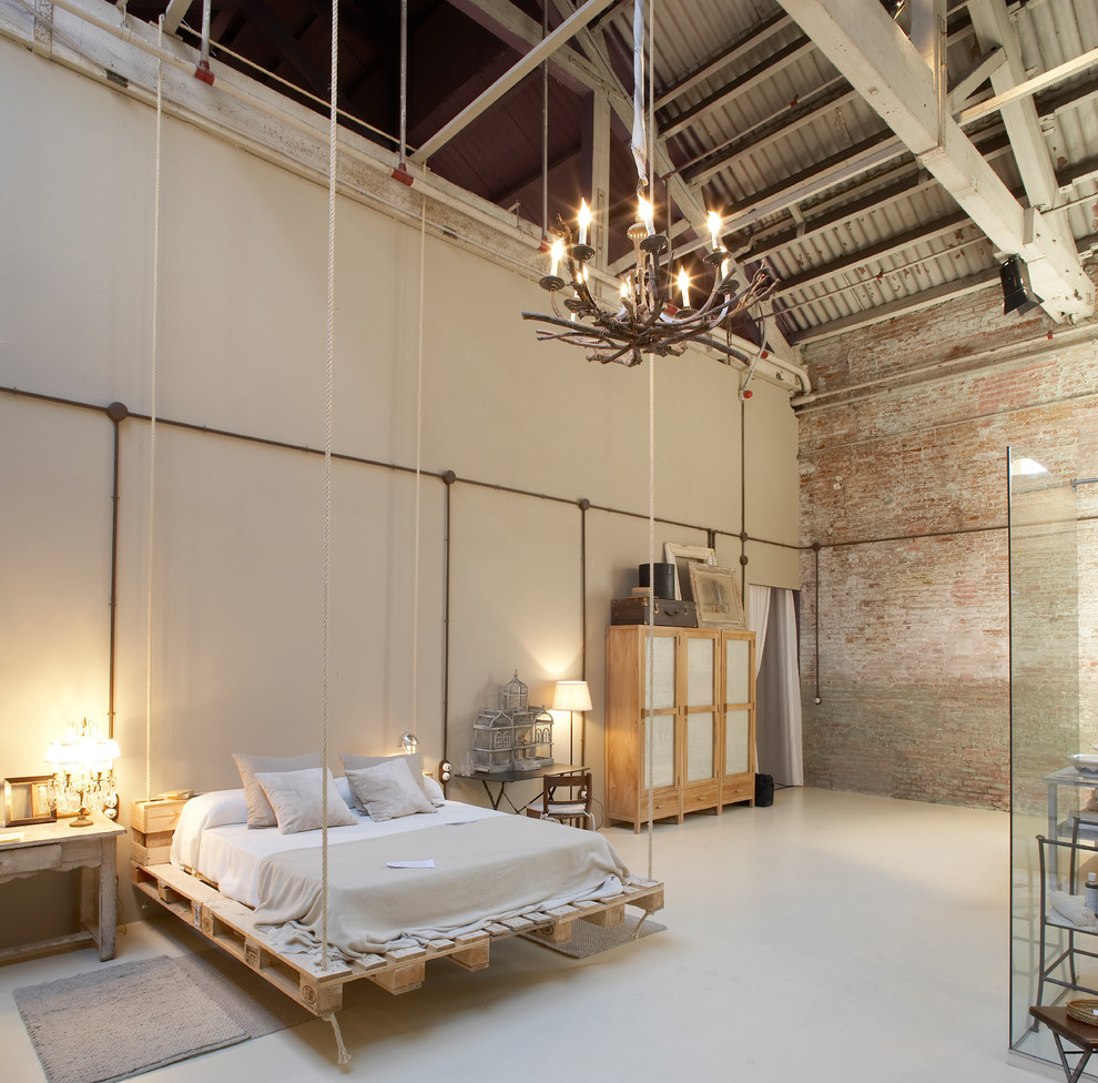 Uma linda opção de cama suspensa de pallet em ambiente com pé-direito alto