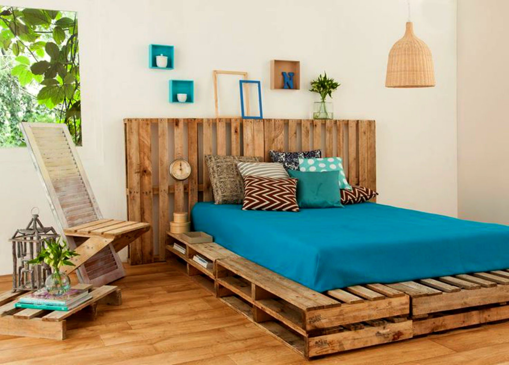 Cama com dois pallets de altura e painel