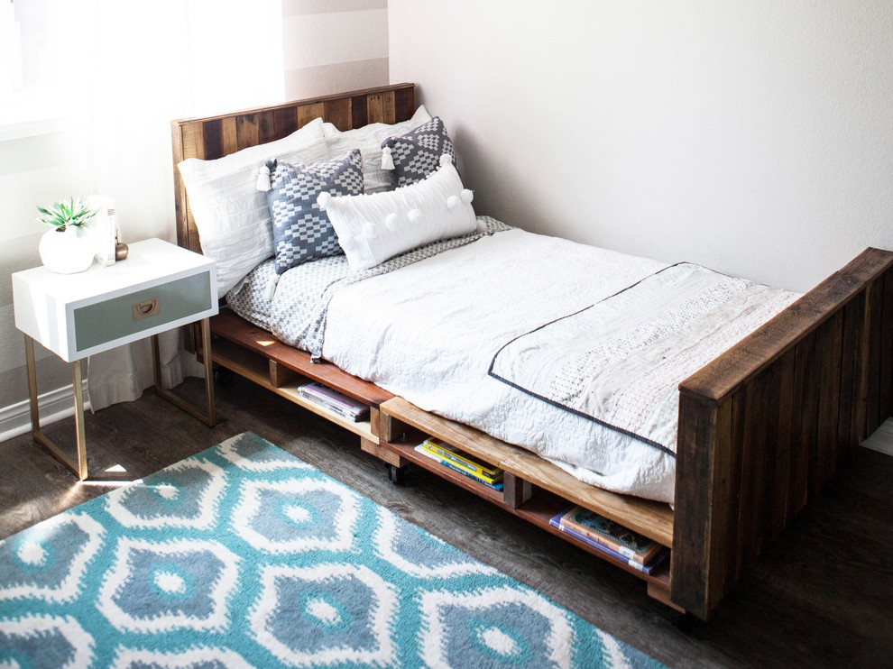 Cama com dois pallets de altura e painel