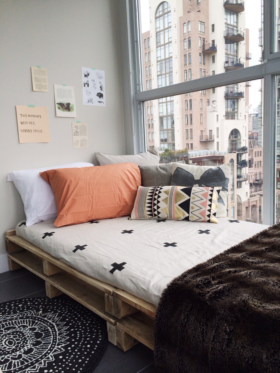 Cama de pallet simples para apartamento do tipo loft ou studio