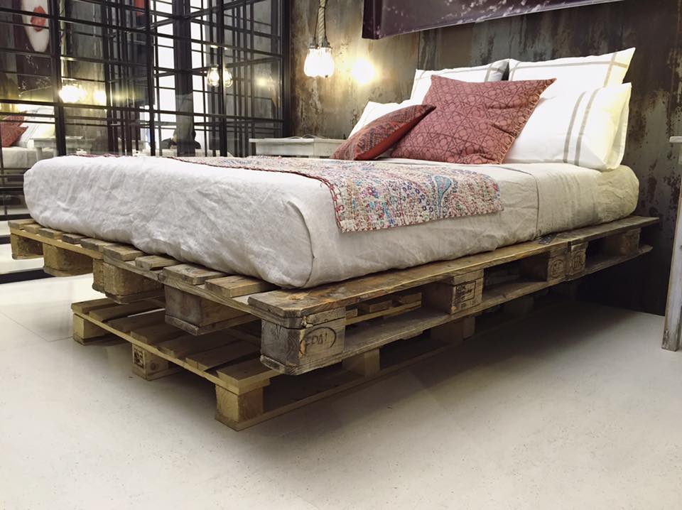 Cama feita com diferentes modelos de pallets