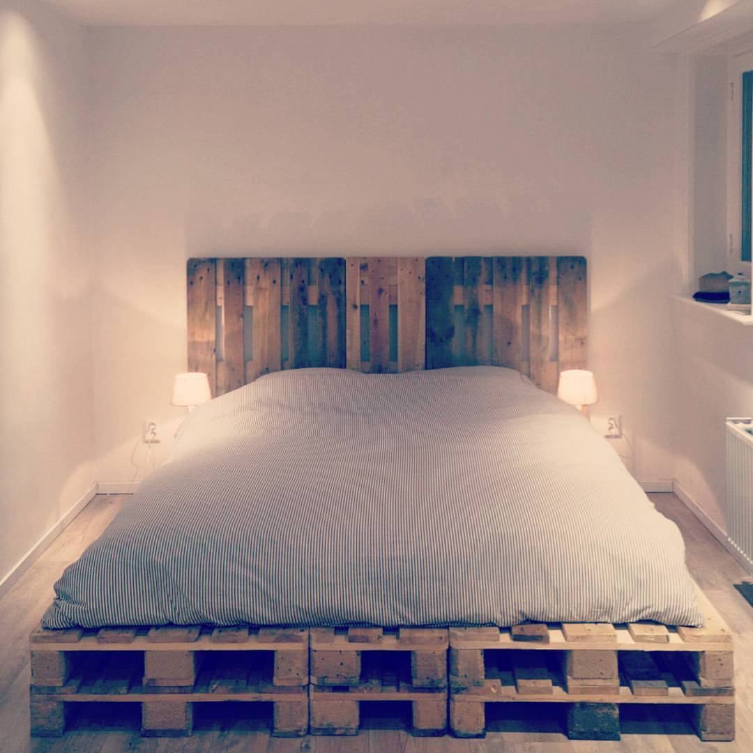 Cama de pallet com painel, dois andares da peça e abajures