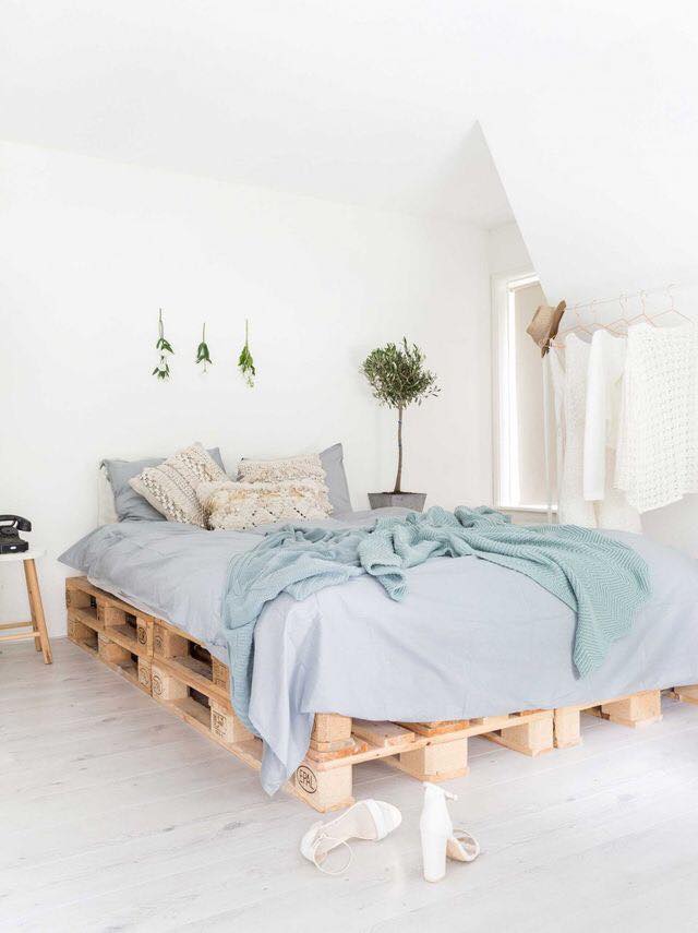 Decoração minimalista com cama de pallet