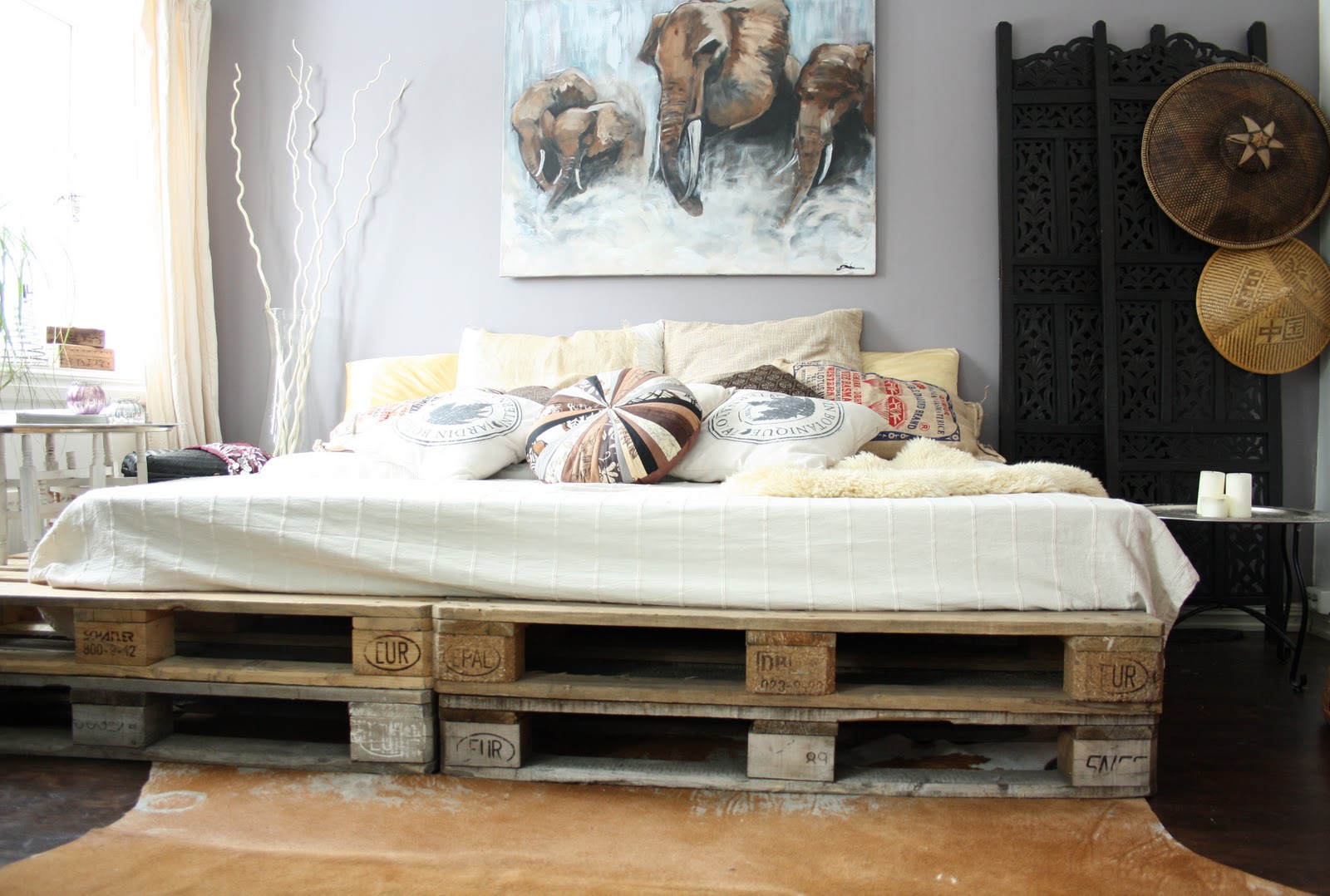 Uma base perfeita e barata para a cama pode ser feita com pallets