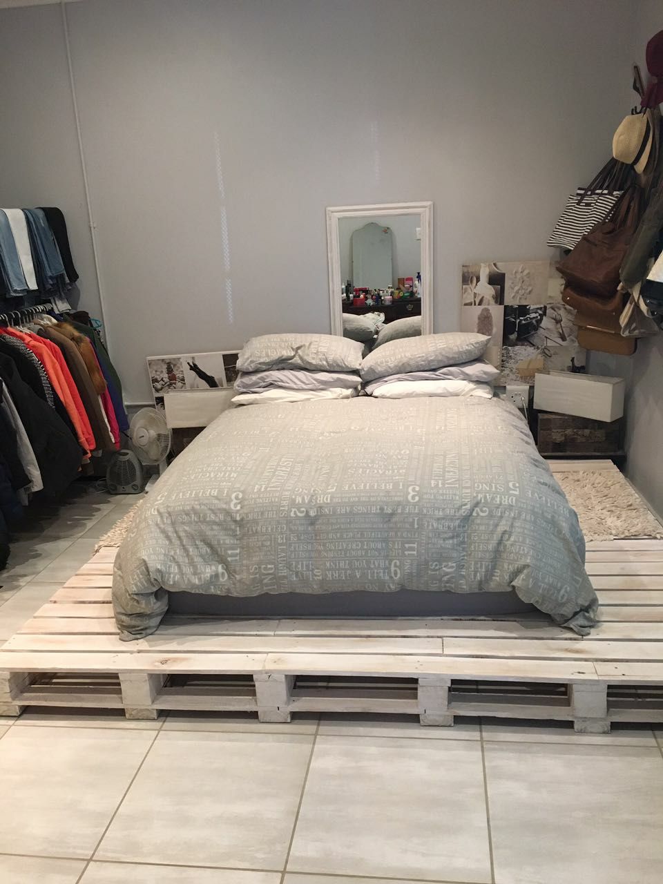 Quarto de casal simples com cama de pallet