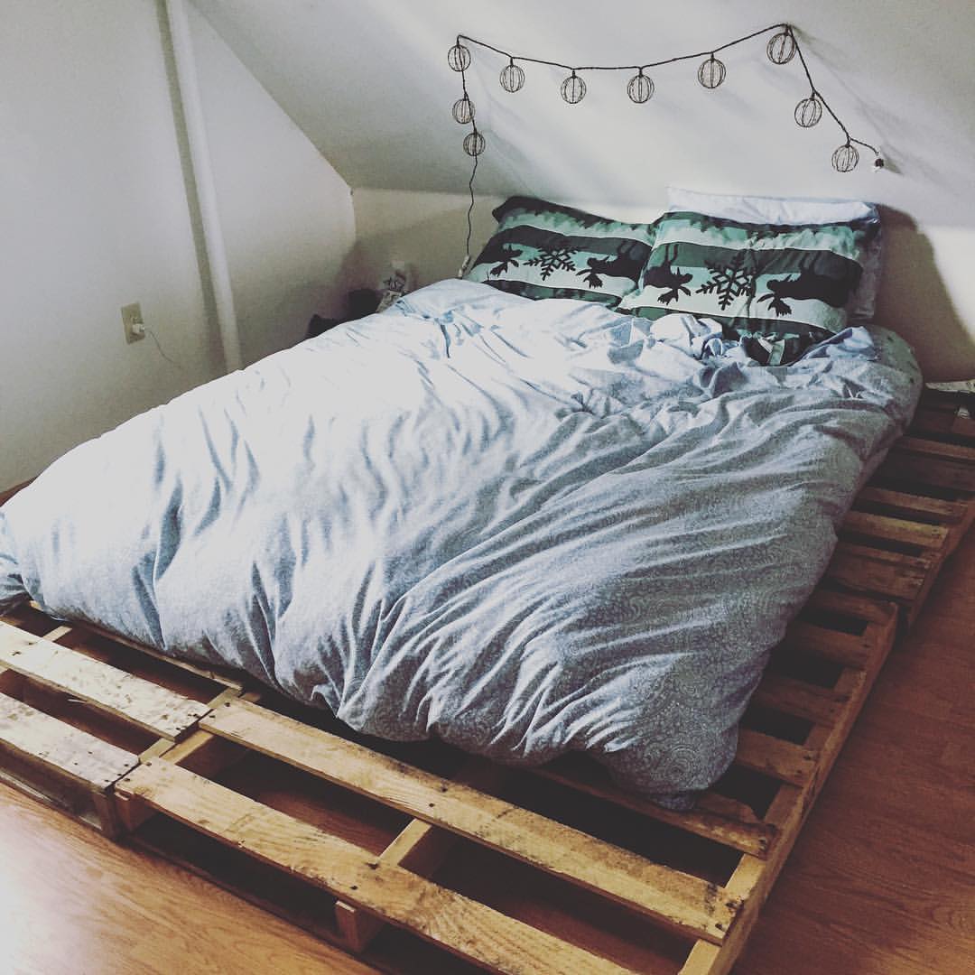 Cama de pallet de casal para ambiente com pé-direito reduzido