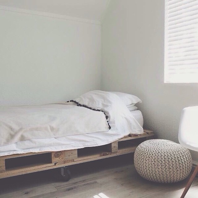 Cama de pallet de solteiro com rodízios