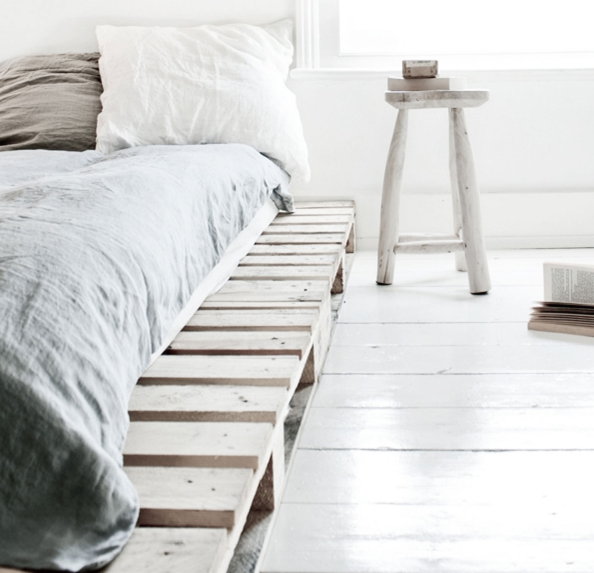 Cama de pallet em um ambiente com decoração neutra