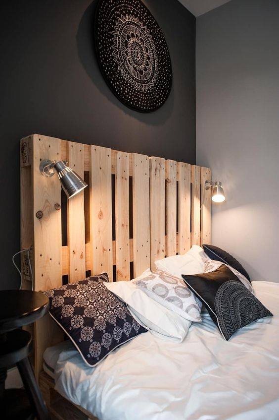 Cama de pallet com luminária, base e painel